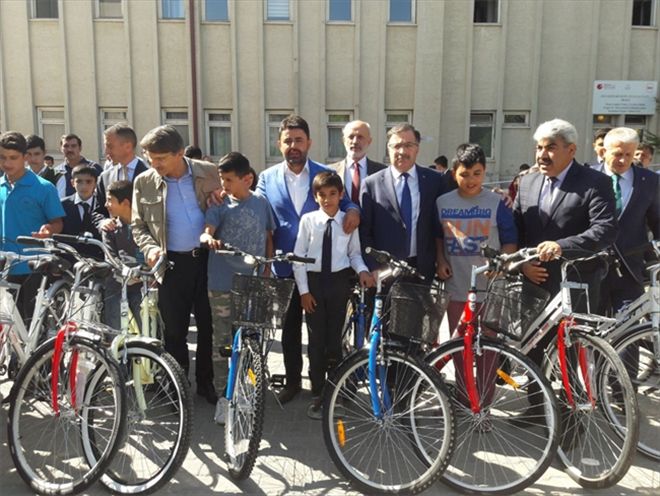 Vekilden çocuklara bisiklet