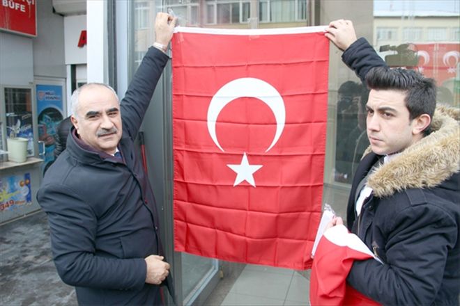 Mehmetçik´e destek  için 12 bin Türk bayrağı dağıtıldı 