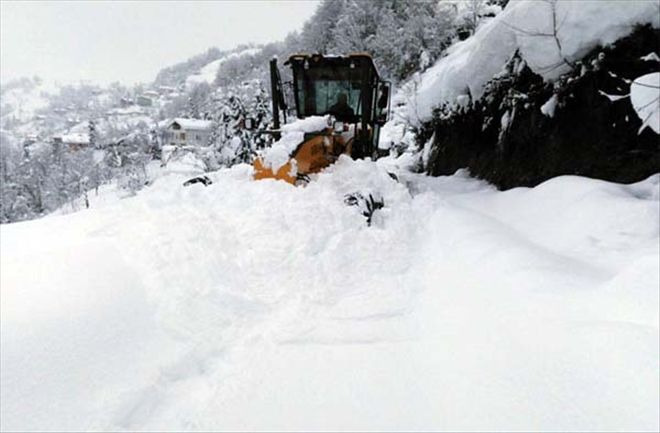 56 köy yolunda ulaşıma kar engeli 
