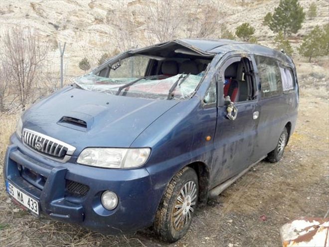 Suriyeli ailenin bulunduğu minibüs kaza yaptı