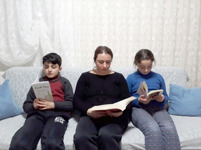 Anneleriyle kitap okuyorlar