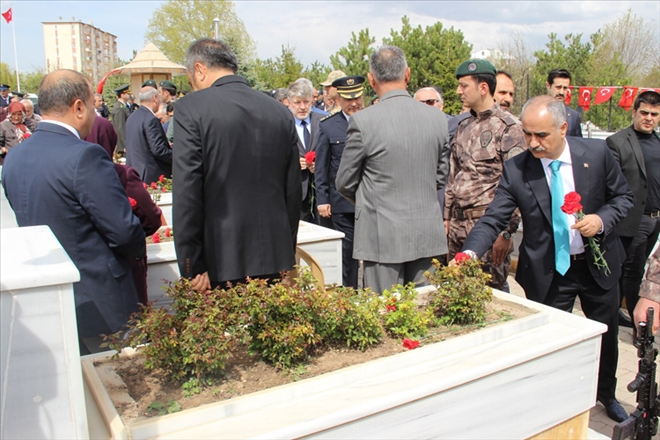 Şehit polislerin mezarlarına karanfil bırakıldı 