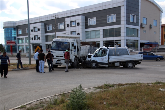 Süt toplama aracı kamyonla çarpıştı: 1 yaralı