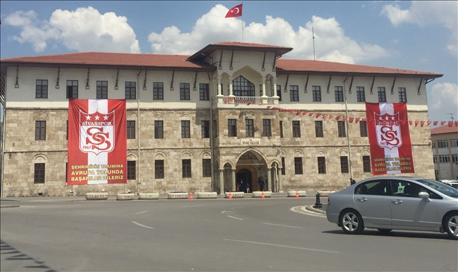 Valiliğe Sivasspor bayrağı asıldı