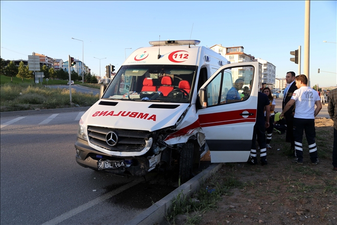  Ambulansla otomobil çarpıştı: 2 yaralı