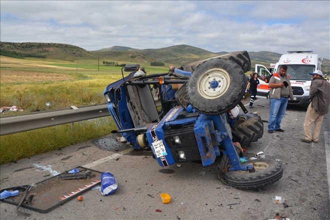 Minibüs ile traktör çarpıştı: 21 yaralı 
