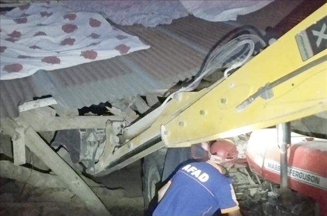 Kerpiç Evin Çatısı Çöktü, 2 Kardeş Yaralandı 