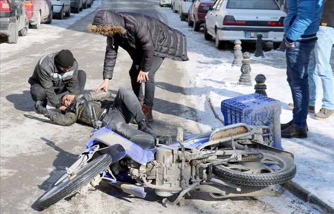 Kurye, Motosikletiyle Buzlu Yolda Kaza Yaptı 