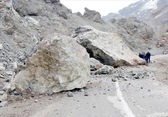 Dev Kayalar 8 Köy Yolunu Ulaşıma Kapattı