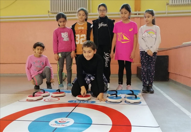 Minikler Floor Curling Öğreniyor