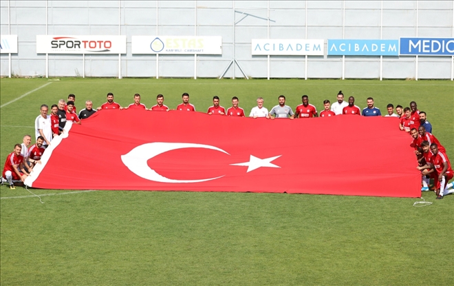 İdmanda Dev Türk Bayrağı Açtılar