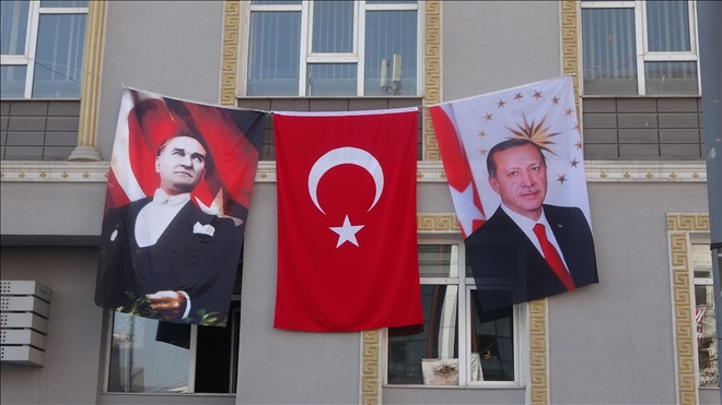 Katlanan Atatürk posteri için seferber oldular
