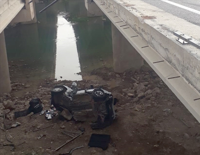 Otomobil Köprüden Düştü: 1 Ölü, 2 Yaralı