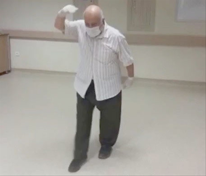 75 Yaşındaki Covid-19 Hastası Harmandalı Oynayarak Taburcu Oldu--Video 