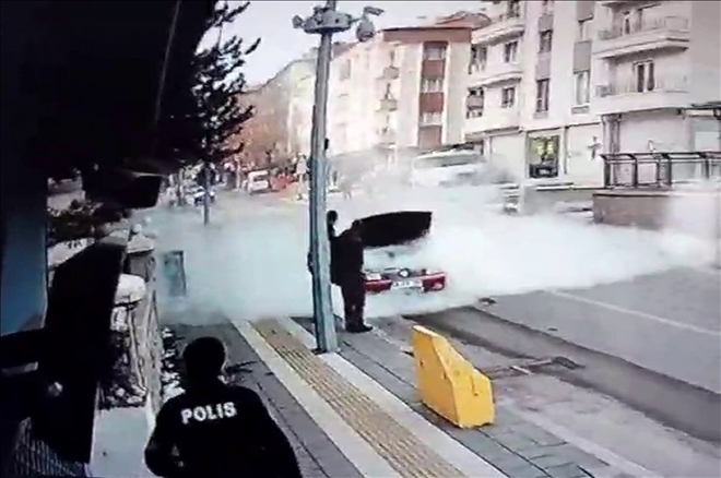 Sürücünün Yardımına Polis Yetişti--Video