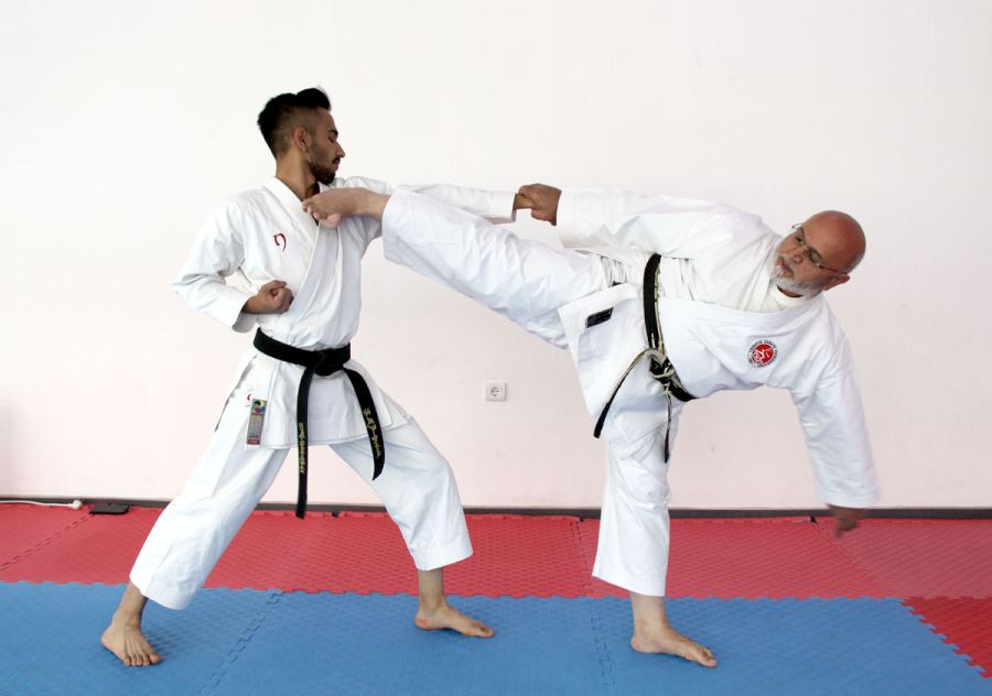 70’lik Karateci Taş Çıkartıyor 