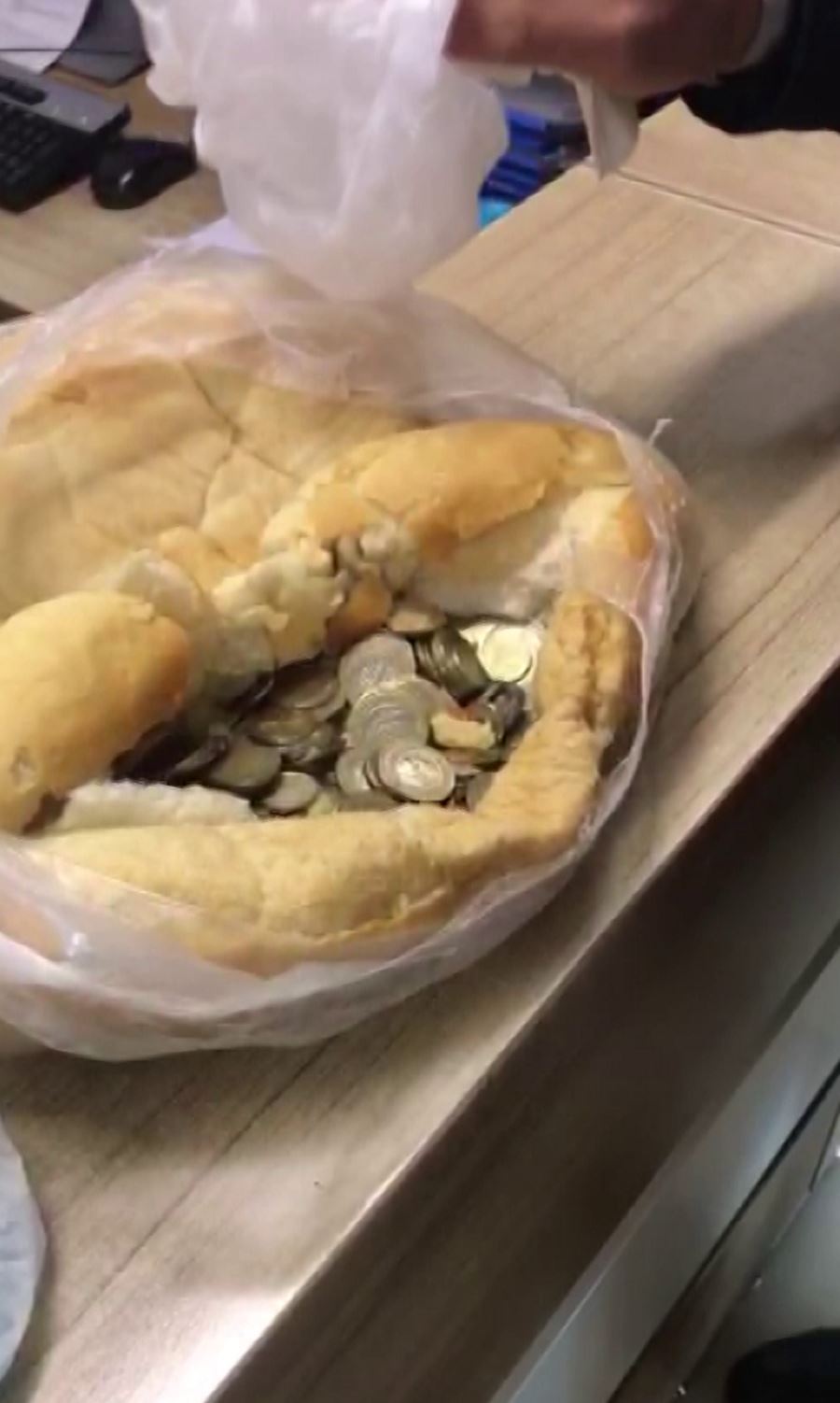 Paraları Ekmeğin Arasına Gizledi--Video