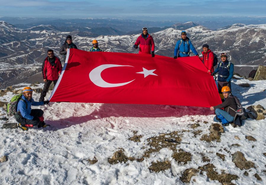 Dağcılar Zirvede Türk Bayrağını Dalgalandırdı--Video