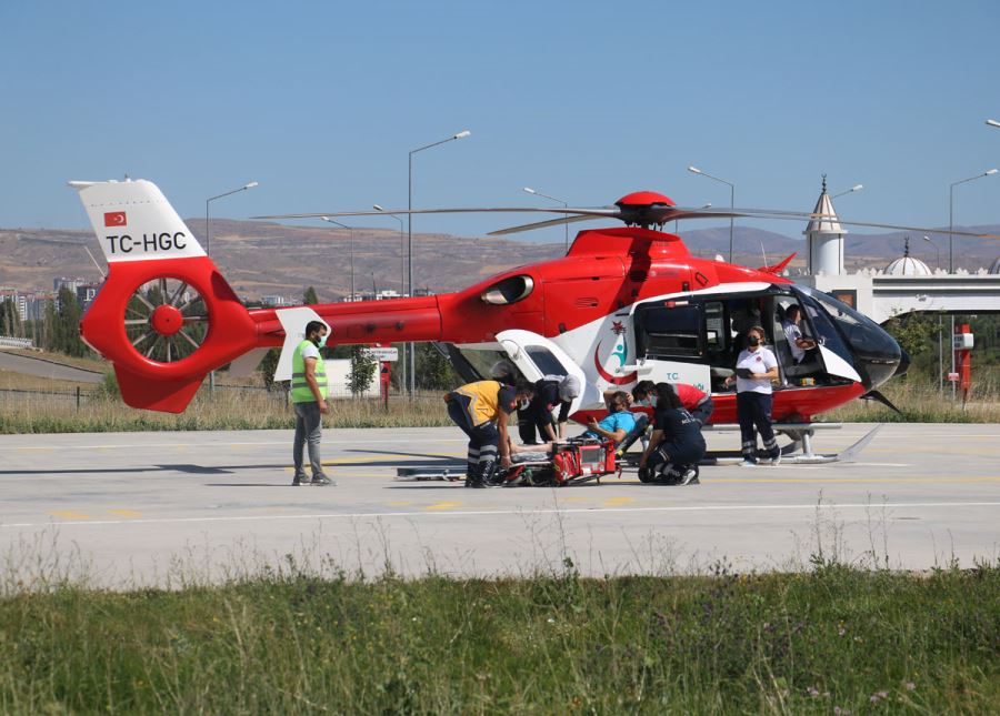 Kalp Krizi Geçirdi, Ambulans Helikopterle Hastaneye Yetiştirildi