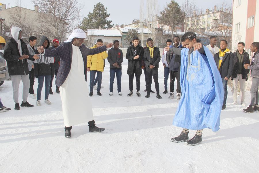 Afrikalı Öğrenciler Karla Tanıştı