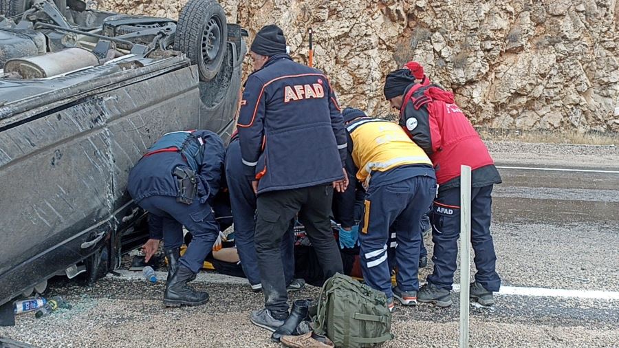 Sivas'ta Minibüs Takla Attı 4 Yaralı