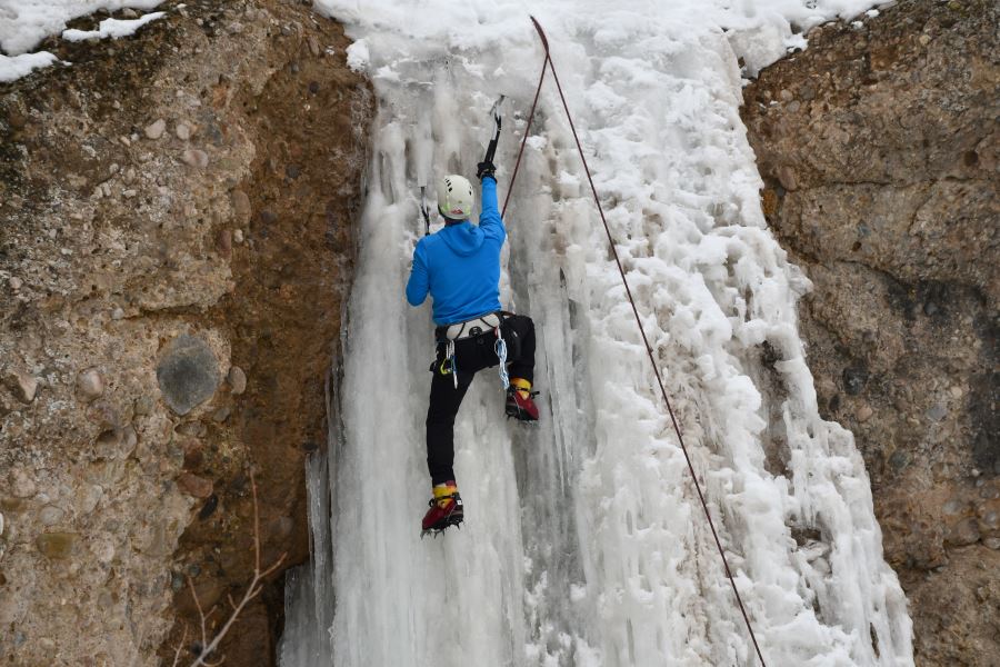 Sivas'ta Dağcılar Buz Tutan Şelaleye Tırmandı