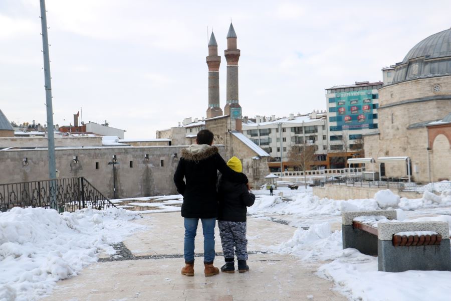Kardan Yaptığı Çifte Minarenin Gerçeğine Kavuştu