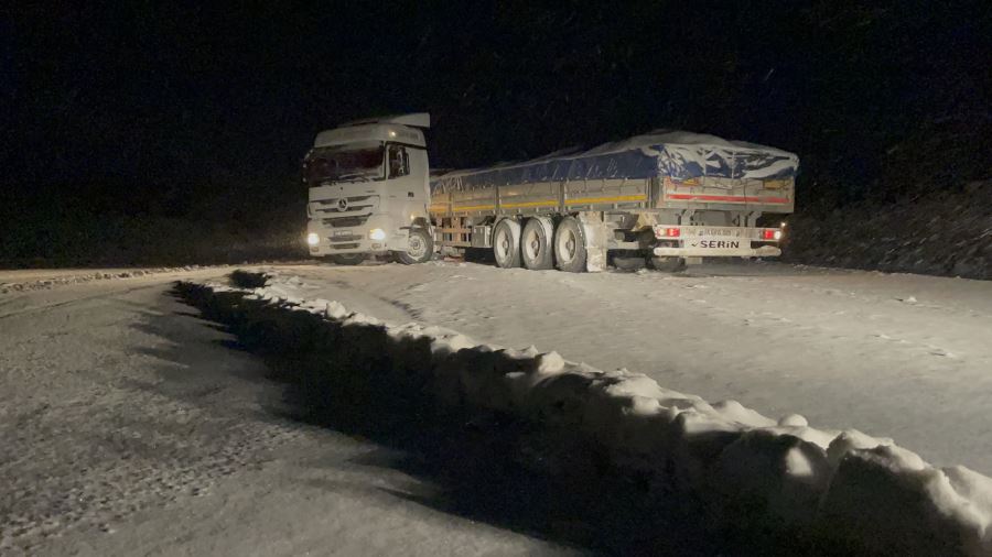 Kar Yağışı Nedeniyle Trafikte Aksamalar Yaşandı