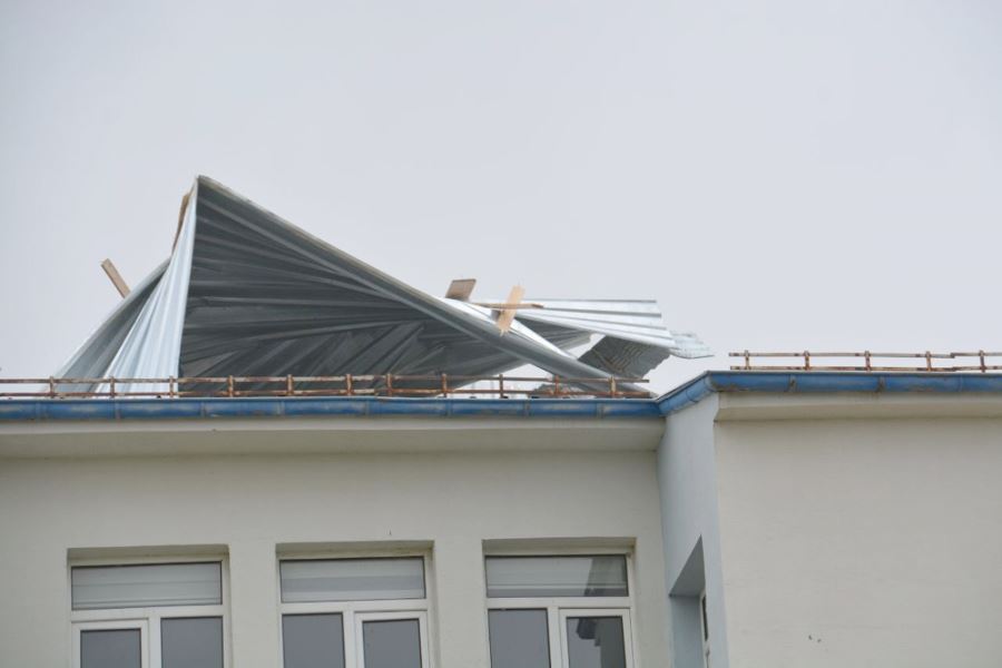 Kuvvetli Fırtına Okulun Çatısını Uçurdu