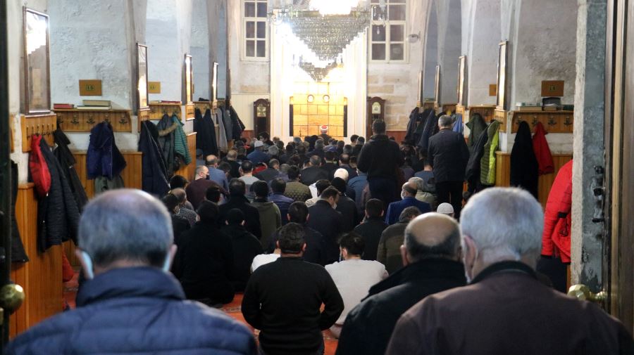  Sivaslılar İlk Teravih Namazında Ulu Camii'ne Akın Etti--Video