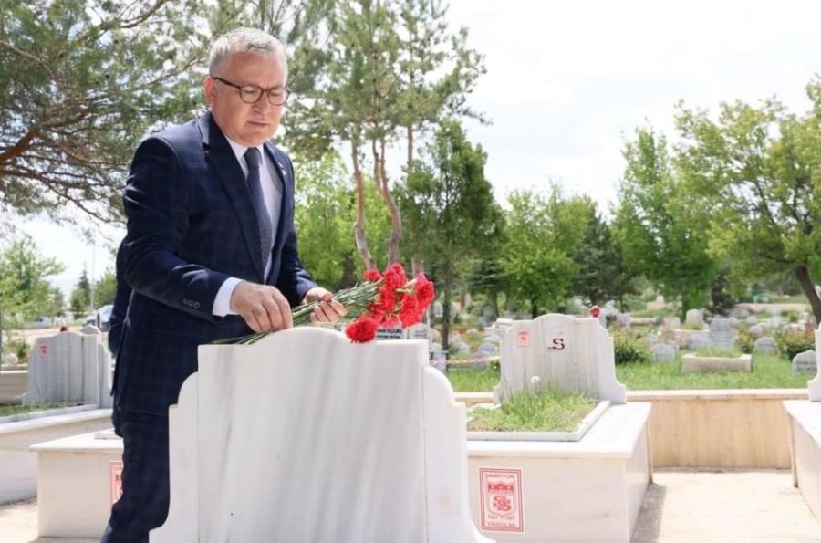 Vali Sivassporlu Taraftarların Mezarına Karanfil Bıraktı