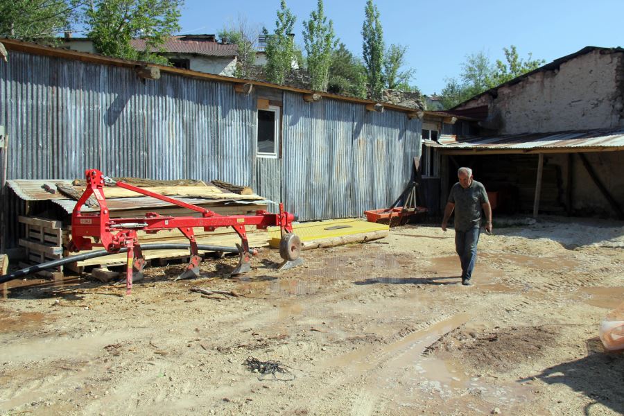 Sivas'ta Depodan Sızan Su Bazı Bahçelere Zarar Verdi