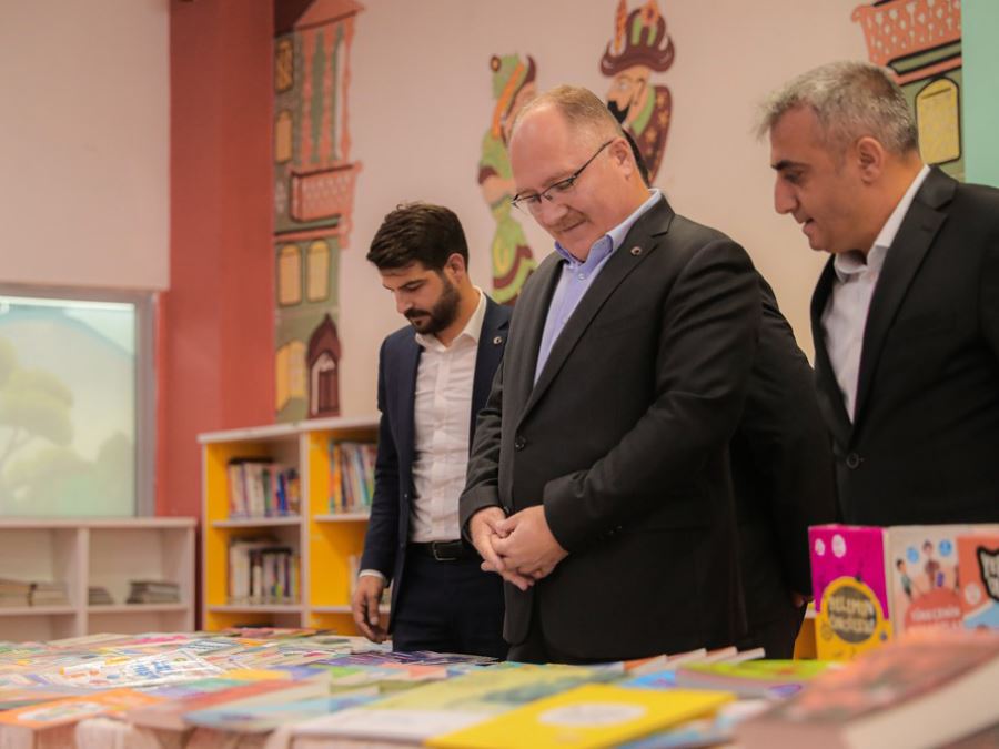 Sivas Belediyesi, Kütüphaneye 500 Kitap Bağışladı -- Video