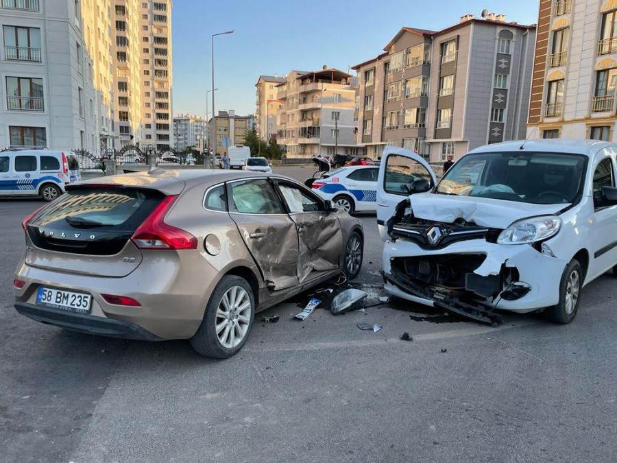 Sivas'ta Hafif Ticari Araç İle Otomobilin Çarpıştığı Kazada 6 Kişi Yaralandı