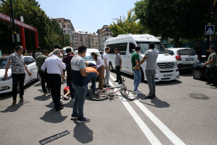 Sivas'ta Hafif Ticari Aracın Çarptığı Bisikletli Çocuk Yaralandı--Video