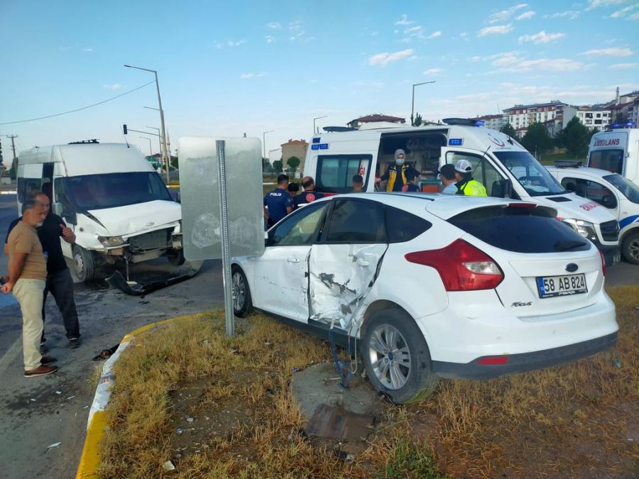 Sivas'ta İşçi Servisi İle Otomobil Çarpıştı: 7 Yaralı