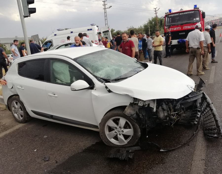Sivas'ta Otomobillerin Çarpışması Sonucu 5 Kişi Yaralandı