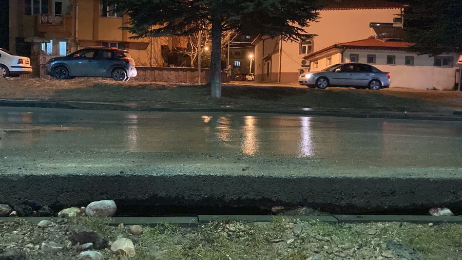 Sivas’ta Patlayan Su Sorusu Caddeyi Göle Çevirdi, Araçlar Suya Gömüldü