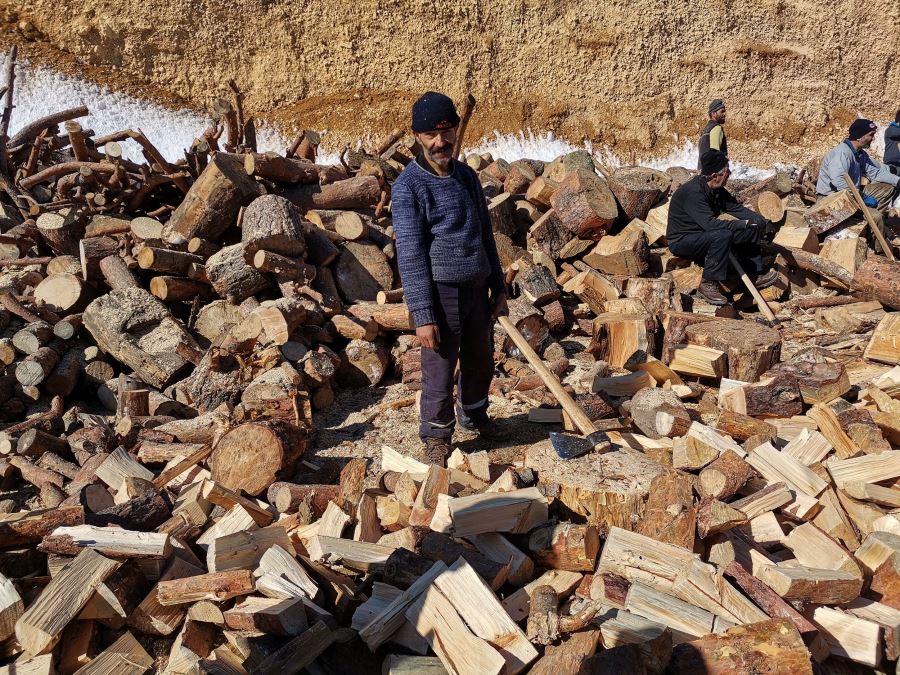 Köylüler Deprem Bölgesi İçin Odun Hazırladı