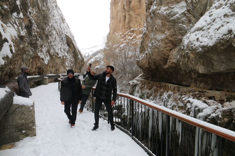Binlerce Yıllık Tarihe Sahip Kanyonda Kış Manzarasıyla Hayran Bırakıyor