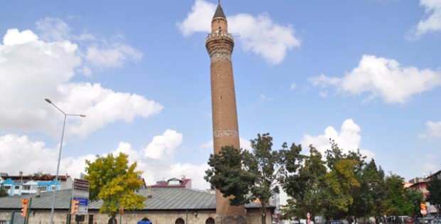 400 Tonluk Tarihi Minare Kurtarılmayı Bekliyor