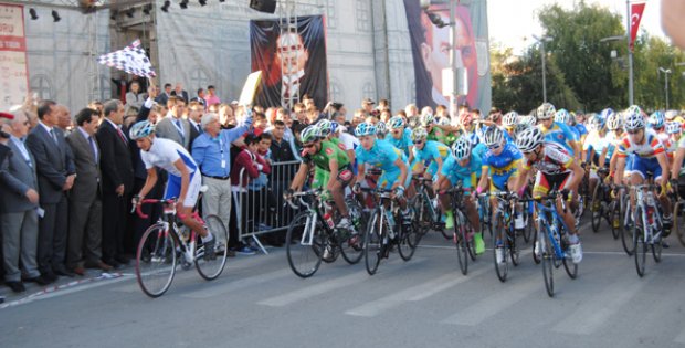 5. Uluslar arası Muhsin Yazıcıoğlu Bisiklet Turu Başladı