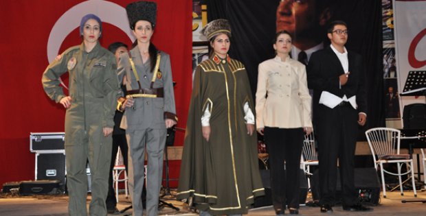 "Atatürk Kıyafetleri Defilesi" Düzenlendi