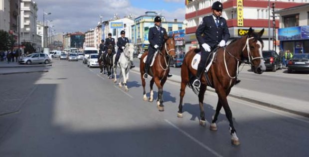 Atlı Polislerden Şehir Turu
