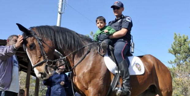 Atlı Polislere Çocuk İlgisi