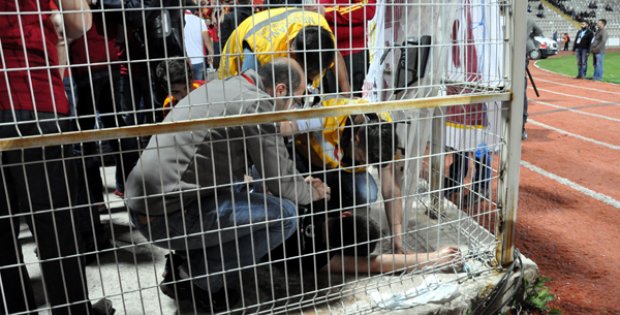 Galatasaray Tribününde Olay Çıktı