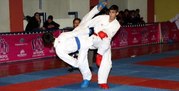 Karateciler Zirveyi Zorluyorlar