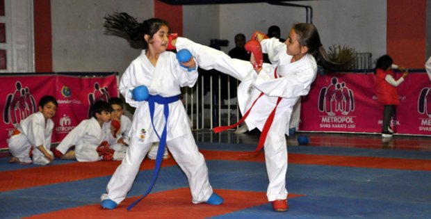 Karatede Lig Tam Gaz Sürüyor