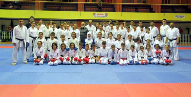 Milli Takım Antrenörü Karatecilere İdman Yaptırdı