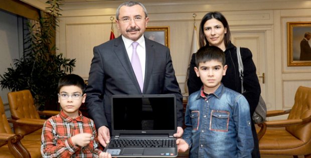 Sancaktepe Belediye Başkanı İsmail Erdem, Bilgisayarla Ödüllendirdi
